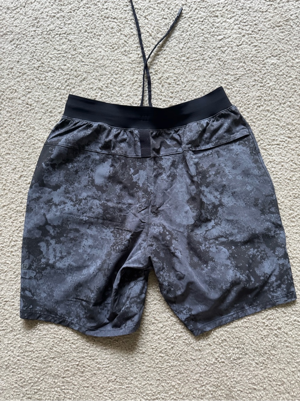 Lululemon Men's Black Gray Athletic Shorts - Picture 2 of 4
